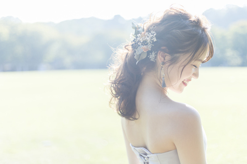 ドレスを着て花の髪飾りを付けた女性の横顔